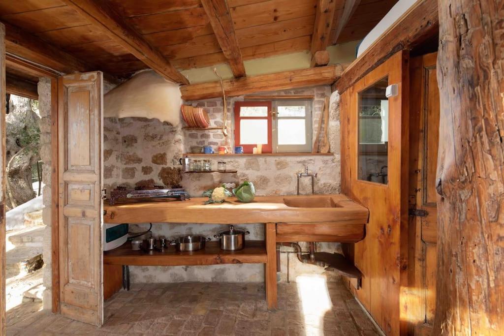 Margaritis's Treehouse Case de vacanță